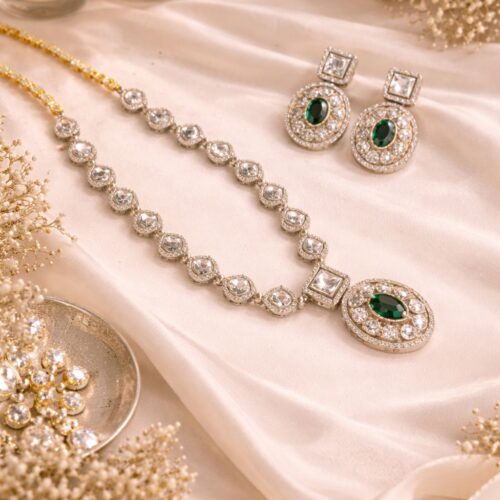 Noor Petal Emerald Necklace Set