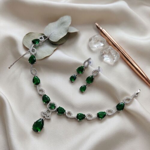Minimal Verde Glow Necklace Set